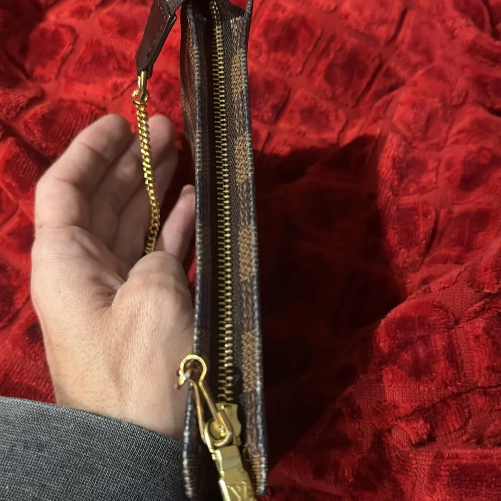 Women’s or men’s Louis Vuitton Pochette! Beautiful Red interior Mint condition - Picture 5 of 12